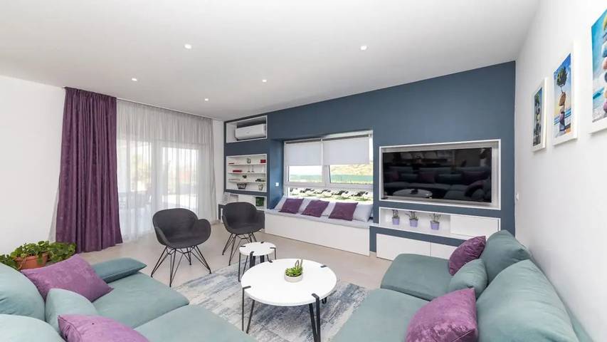 Villa pour 11 personnes, avec jardin ainsi que piscine et balcon à Trogir