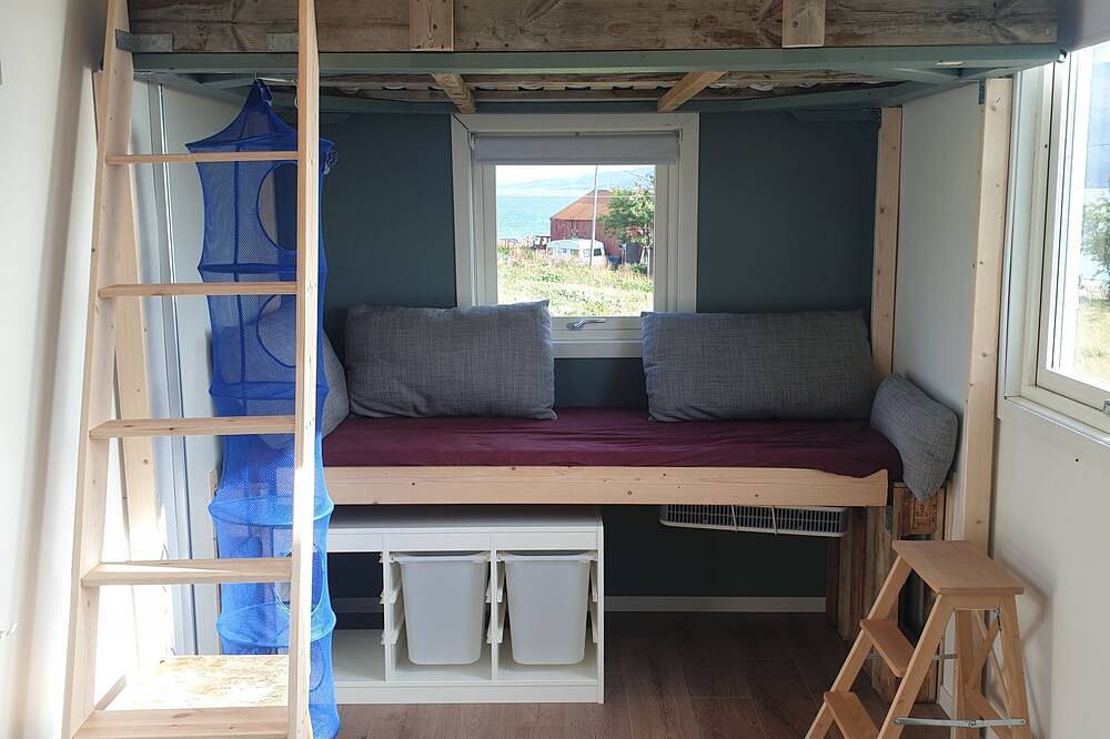 Minihouse with nice view, and access to recording studio and/or work space. in Tromsø