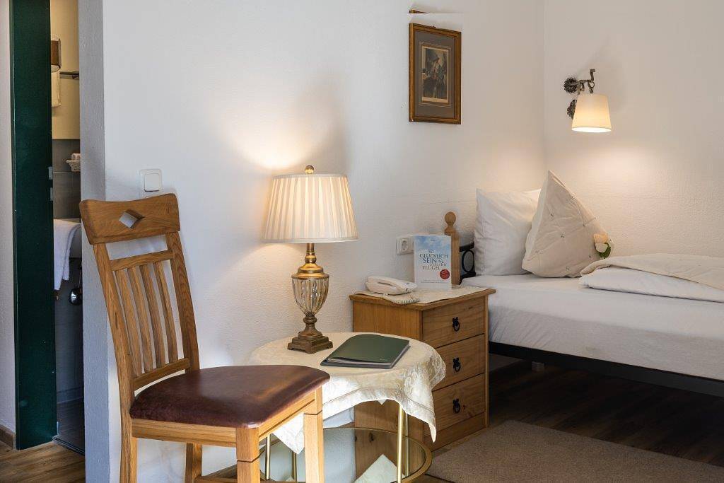 Entire holiday apartment, Einzelzimmer mit Dusche, Wc inkl. Frühstück in Mittenwald, Bavarian Alps