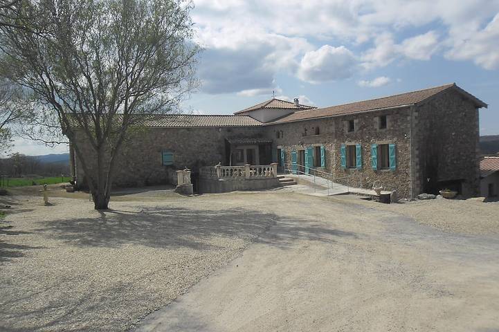 Gîte pour 15 personnes, avec jardin à Saint-André-de-Najac
