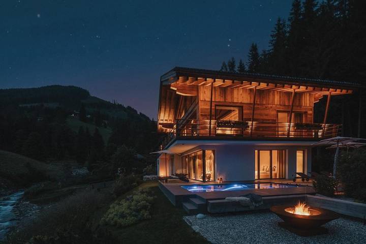 Villa für 8 Personen, mit Balkon und Whirlpool sowie Terrasse und Garten