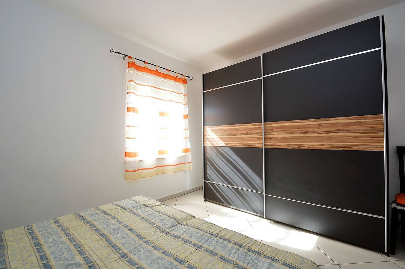 Ganze Wohnung, Wohnung Rahela 2 in Mali Lošinj, Zagazinjine. Das Erdgeschoss ist für 5 Personen geeignet und besteht aus: 1 Schlafzimmer mit 1 Doppelbett und 1 Einzelbett und 1 Schlafzimmer mit 1 Doppelbett, voll ausgestatteter Küche, Badezimmer mit Dusche und Terrasse mit Sitzgelegenheiten. in Mali Lošinj, Lošinj