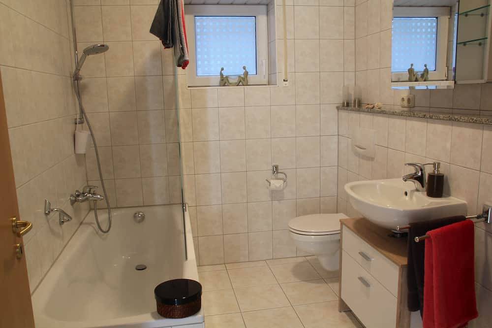 Ganze Wohnung, Wellness in Windeck Dattenfeld Natursteig Sieg Kaminofen Sauna Hot Tub in Dattenfeld, Windeck