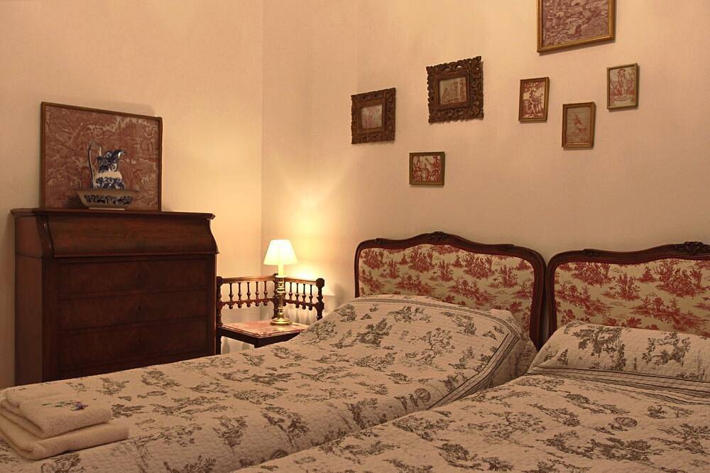 Gite Fonteneau. Parc de la Burthe nearby, 80 hectares of woods and meadows. in Floirac, Bordeaux region
