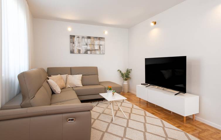Stilvolle Wohnung mit Pool, Terrasse und Parkplatz in Čvrljevo, Dalmatinisches Zagora