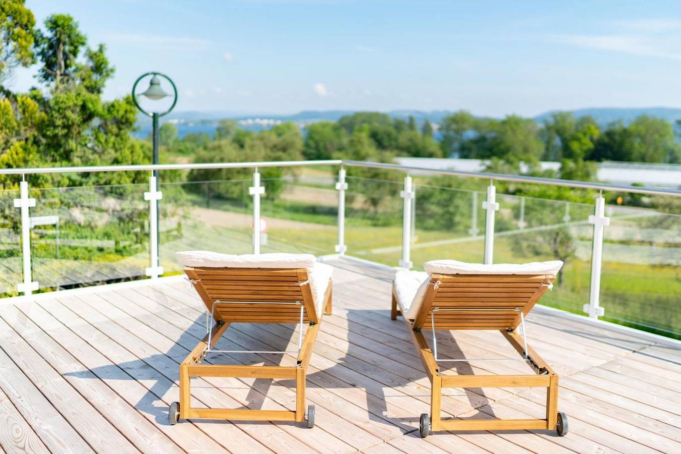 Ganze Wohnung, Luxus-Ferienwohnung Seesehnsucht Höri mit Seeblick und Whirlpoolbadewanne. in Gaienhofen, Untersee