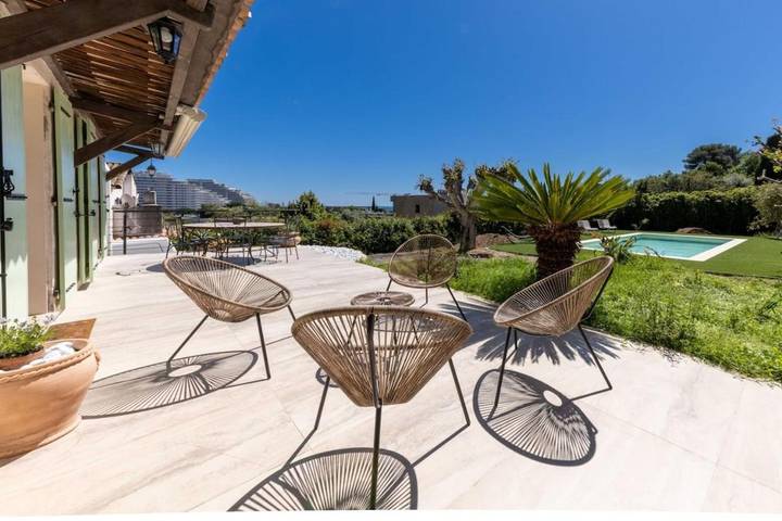 Villa pour 8 personnes, avec piscine ainsi que jardin et sauna à Villeneuve-Loubet