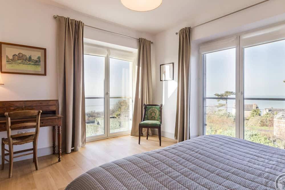 Zeitgenössische Villa in Carolles mit Meerblick und direktem Strandzugang in Carolles, Côte de la Déroute
