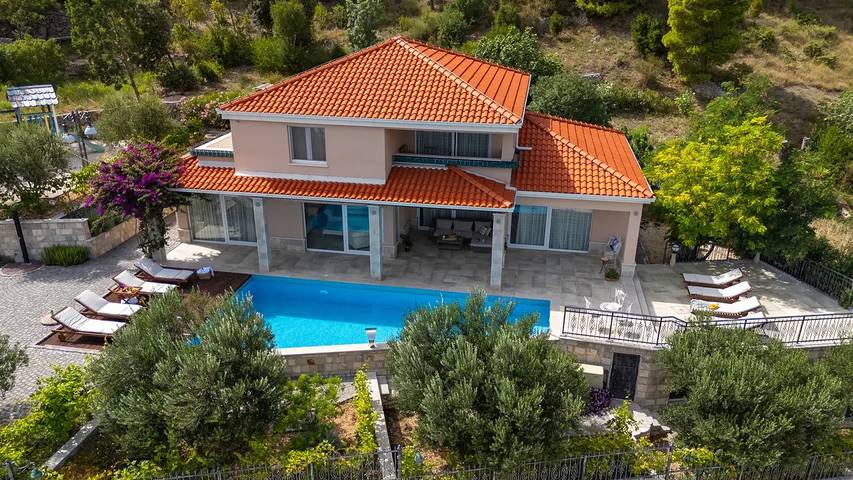 Villa pour 8 personnes, avec piscine et sauna ainsi que jardin et balcon à Mimice