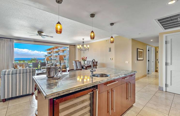 Beach rental for 8 people, with yard and hot tub as well as pool and balcony on Maui