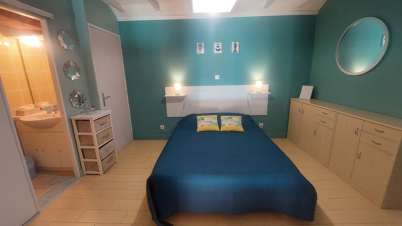 Guest Rooms 'Le Pré Fleuri 3' with Shared Pool, Shared Terrace and Wi-Fi in Saint-Sulpice-de-Roumagnac, Périgord Vert