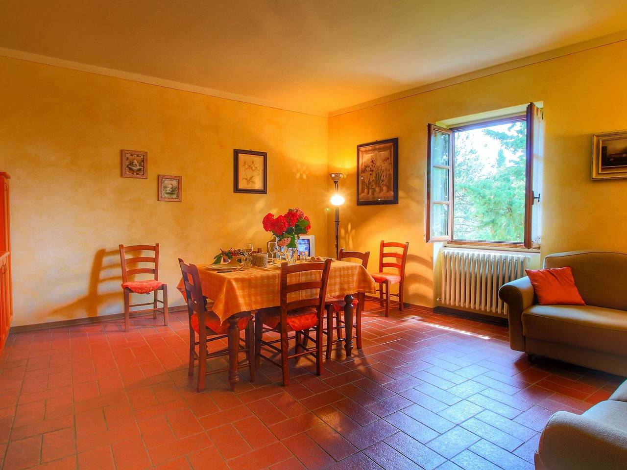 Maestosa casa colonica con piscina in Valdarno