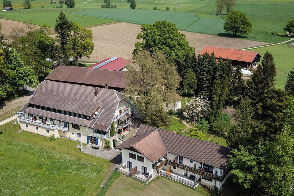 Ganze Wohnung, Ferienwohnung Nr. 2 bis 4 Personen, 42 qm, im 2 Og. mit 1 Wohnschalfzimmer, Kinderzimmer, Balkon in Kirchanschöring, Rupertiwinkel