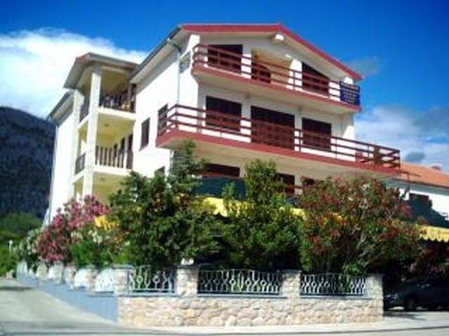 Ferienwohnung für 2 Personen, mit Terrasse in Starigrad Paklenica - 2