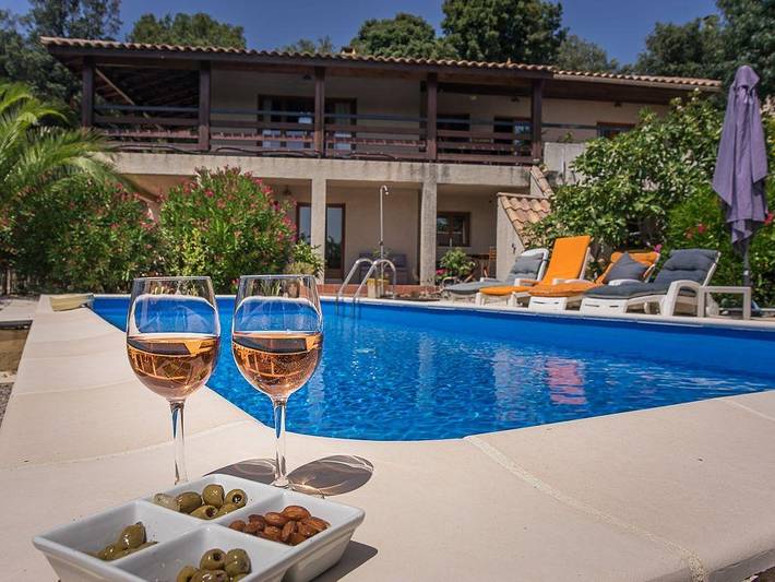 Gîte pour 8 personnes, avec piscine ainsi que terrasse et jardin à Cabrerolles