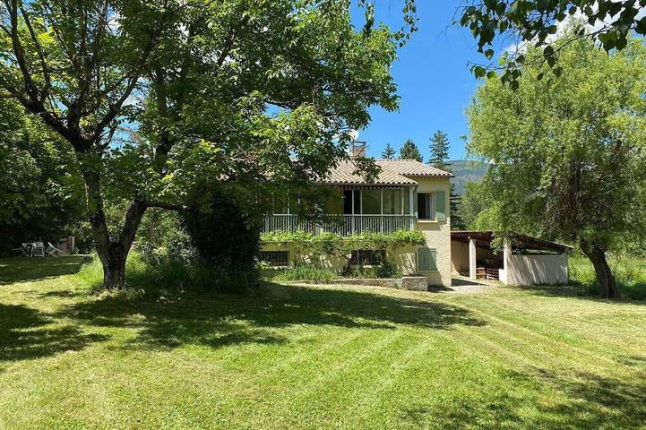 Location de vacances pour 8 personnes, avec jardin à Lachau