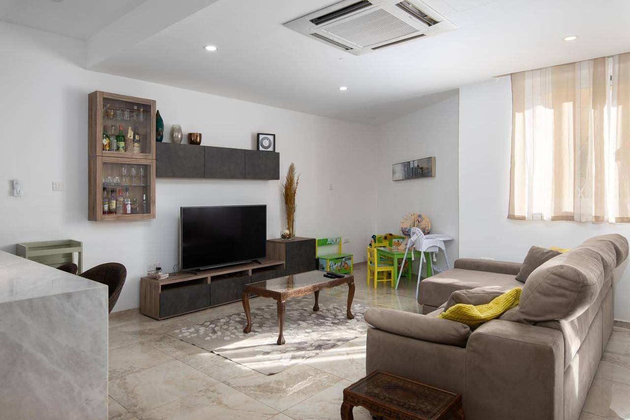 Appartement entier, Family-Friendly Spacious Townhouse with Garden - Close to Airport in Gudja, Île de Malte