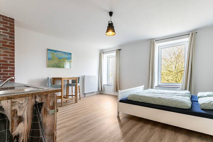 Ganzes Studio, Ferienwohnung 'Hühnerhort' mit Gemeinschaftsterrasse, Garten und Wi-Fi in Sankt Annen, Halbinsel Eiderstedt