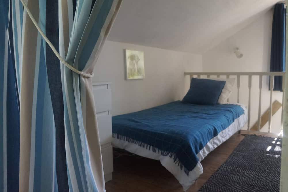 Encantadora casita azul en el corazón de los páramos cerca del océano y el lago de León in Linxe, Côte d’Argent