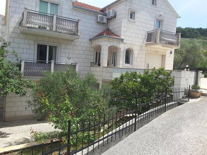 Apartament wakacyjny dla 2 osób, z ogród i widok oraz basen w Supetar