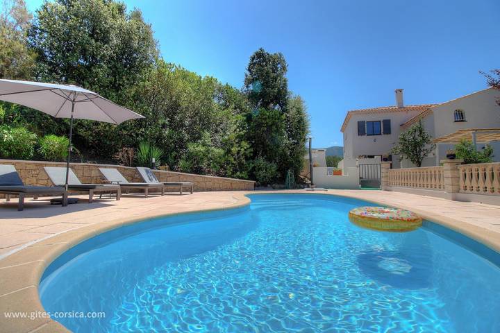 Gîte pour 3 personnes, avec Terrasse ainsi que Piscine et Vue à Eccica-Suarella