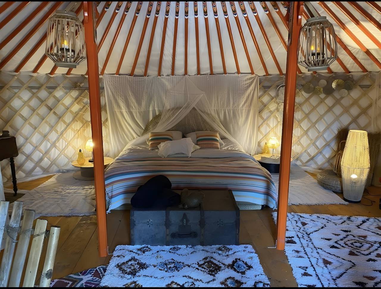 Glamping « Yourte Chaleureuse » avec terrasse privée et jardin partagé in Bois-le-Roi, Seine-et-Marne