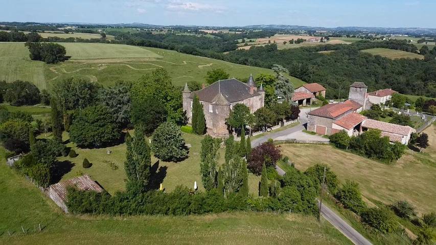Location de vacances pour 15 personnes, avec vue et jardin à Trévien