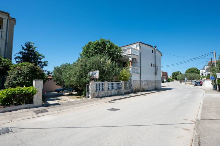 Ganze Wohnung, 1-Zimmer-Ferienwohnung mit Terrasse und Meerblick Pakostane, Biograd A-22462-b in Pakostane, Zadar