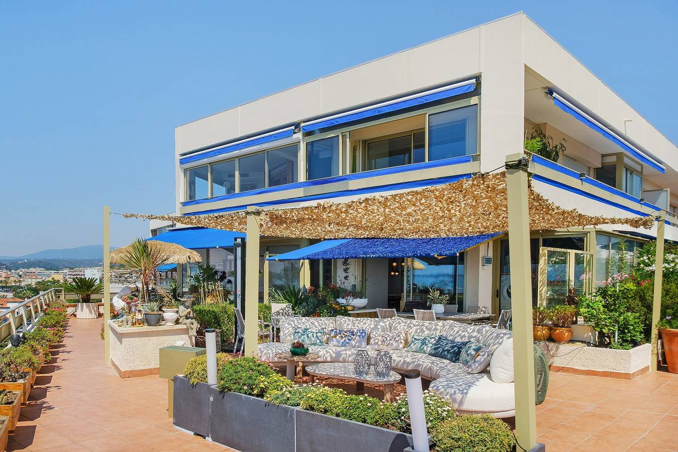 Appartement entier, Appartement « T3 Face à la Mer - Vue d’Exception » avec Vue Mer, Wi-Fi et Climatisation in Cros de Cagnes, Cagnes-sur-Mer