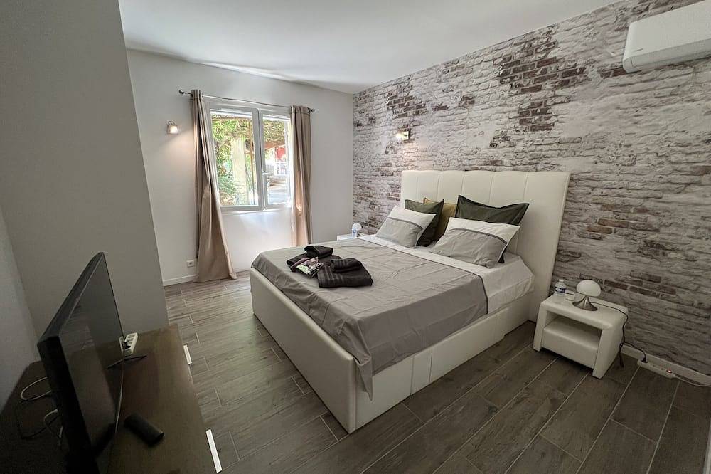Villa de 300 m² au coeur du Luberon au calme sans vis à vis, 5 chambres in Maubec, Parc naturel régional du Luberon