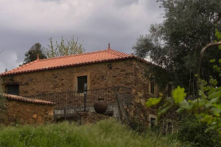 Location de vacances pour 8 personnes, avec jardin ainsi que piscine et balcon, animaux acceptés dans Alvares