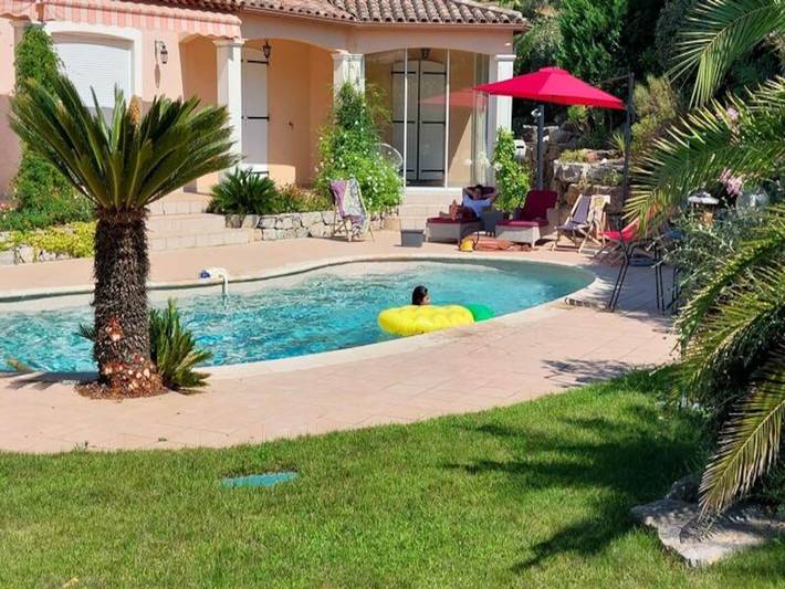 Gîte pour 8 personnes, avec piscine ainsi que terrasse et jardin, adapté aux familles dans Golf et Tennis Club de Valescure - 4
