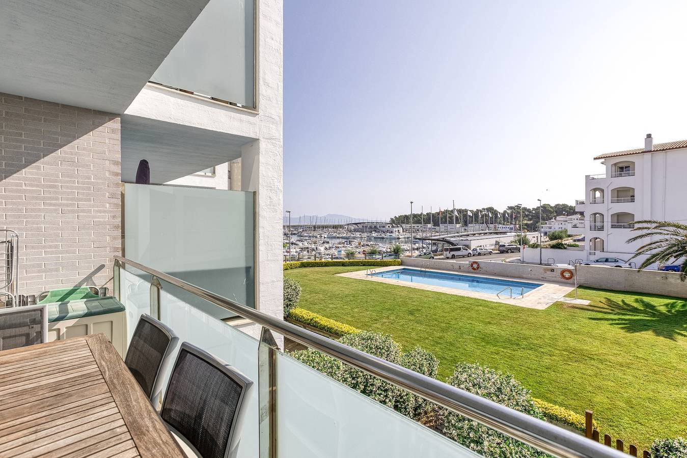 Apartamento entero, Apartamento 'Apartamento Moll Con Piscina' con vistas a la montaña, piscina y aire acondicionado in La Escala, Alt Empordà