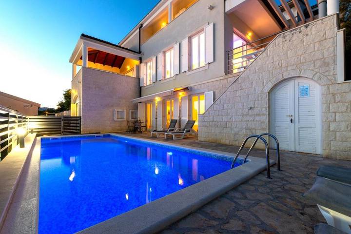Ferienhaus für 16 Personen, mit Balkon und Whirlpool sowie Terrasse und Garten in Nemira