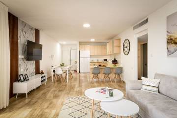 Vacation Rental for 8 Guests in Netanya, Center District (Israel), Picture 3