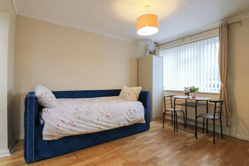 Headmasters Hollow, with a garden in Watford in Watford, Hertfordshire