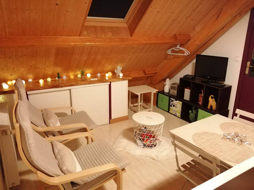Studio entier, Location meublé saisonnier in Saint-Sauves-d'Auvergne, Parc naturel régional des Volcans d'Auvergne