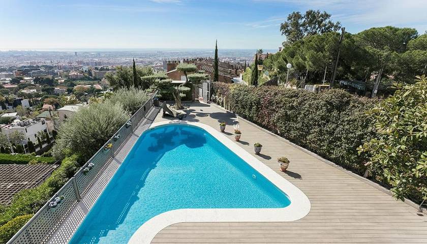 Villa pour 2 personnes, avec Balcon et Terrasse ainsi que Jardin et Piscine à Barcelone