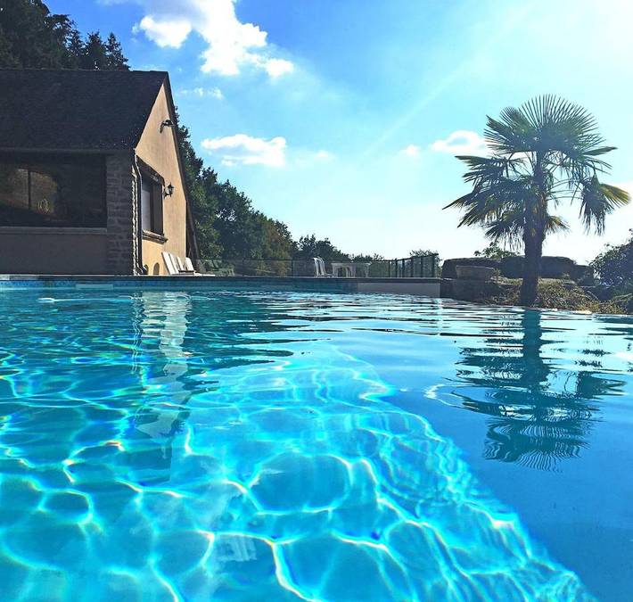 Location de vacances pour 23 personnes, avec jardin et balcon ainsi que piscine et vue à Saint-Rémy (Aveyron)