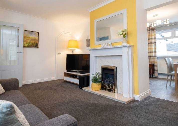 3 Bed House - Sleeps 6 - Parking - Pets - Garden in Gateshead