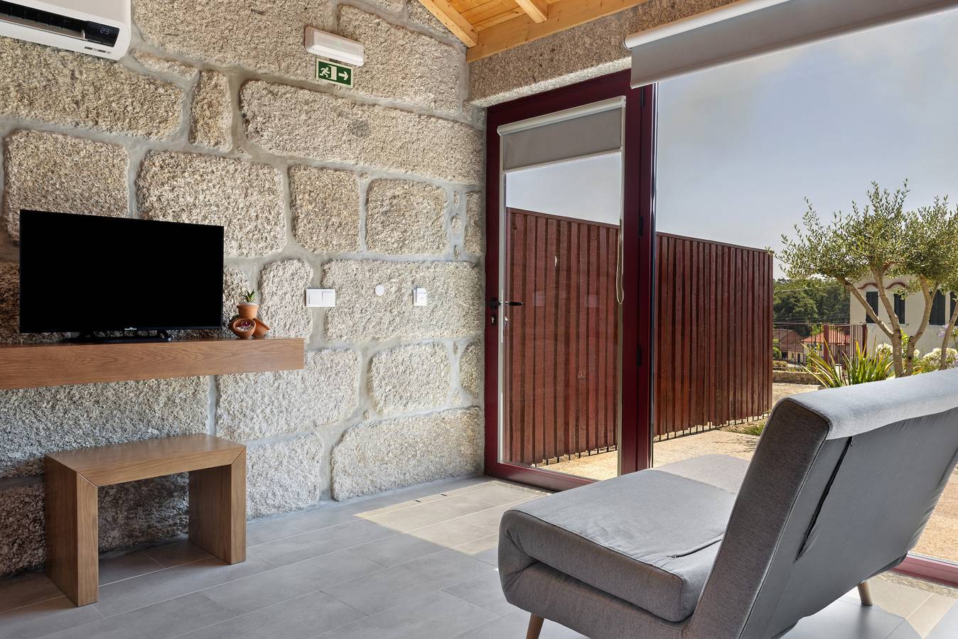 The Quinta of Caroveiras  'Casa T1' with Lake View, Wi-Fi and Air Conditioning in Anissó e Soutelo, Braga District