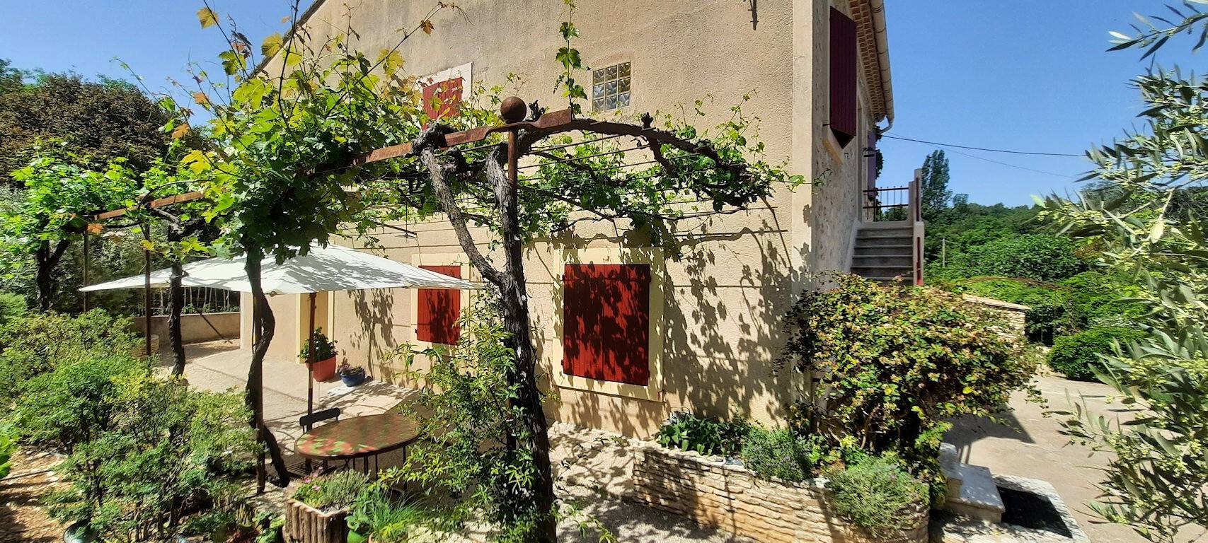 Appartement entier, Appartement « Gîte Ventoux Blanc » avec vue sur la montagne, piscine privée et Wi-Fi in Méthamis, Parc naturel régional du Mont-Ventoux