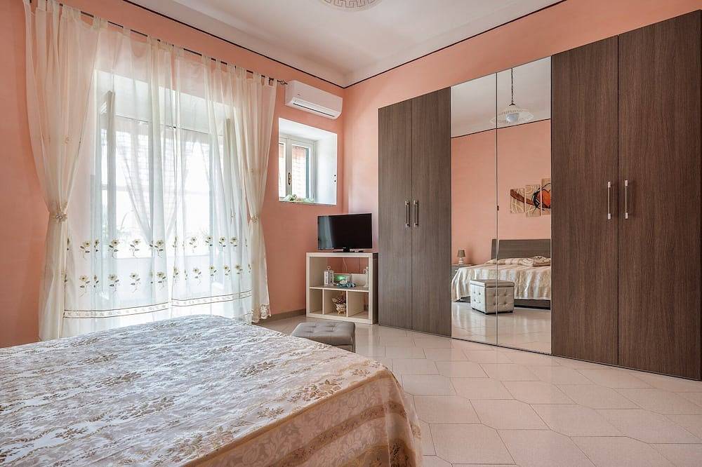 Private 3 bedroom apartment with large terrace & hot tub near Sorrento in Vico Equense, Monti Lattari