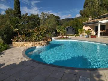 Chambre d’hôte pour 4 personnes, avec vue ainsi que piscine et jardin à Saint-Fortunat-sur-Eyrieux
