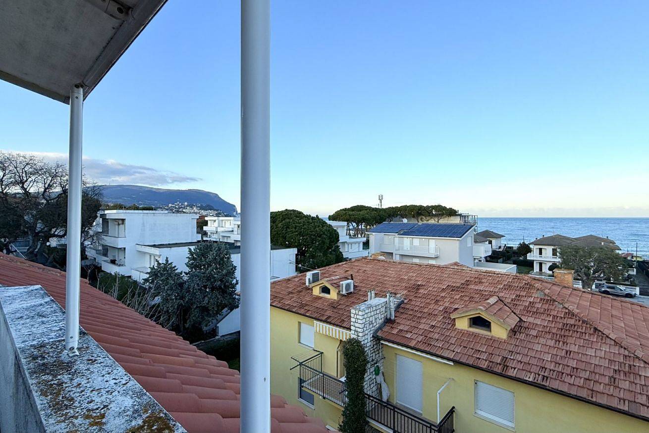Entire apartment, M416 – Marcelli, attic with sea view a few steps from the beach in Marcelli, Riviera del Conero