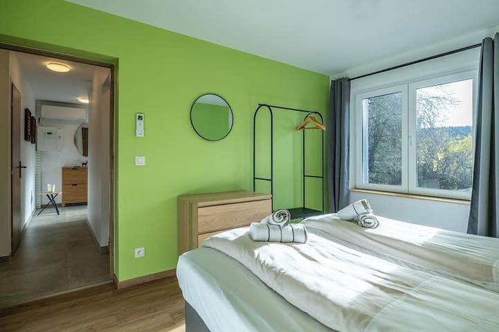 Entièrement rénovée en 2025, la luxueuse maison de vacances « Le Havre de la Forêt » accueille jusqu'à 12 personnes et offre un confort exceptionnel avec ses six chambres, son grand jardin privatif et son bain nordique au cœur des Ardennes. in Dochamps, Manhay