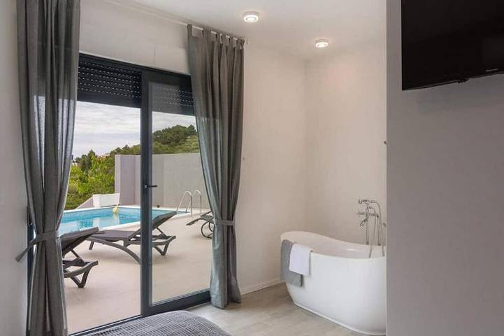 Villa Antonio - Four bedroom Villa with swimming pool in Stomorska, Solta