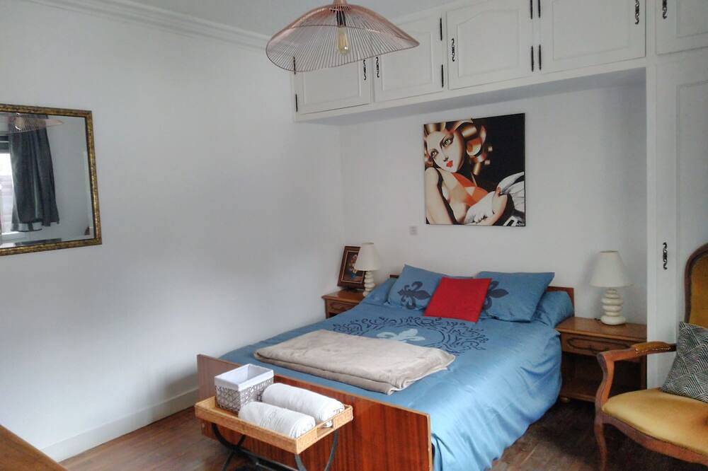 Marguerite Room - 50s decoration<br>, Continental breakfast included in Périgueux, Périgord Blanc