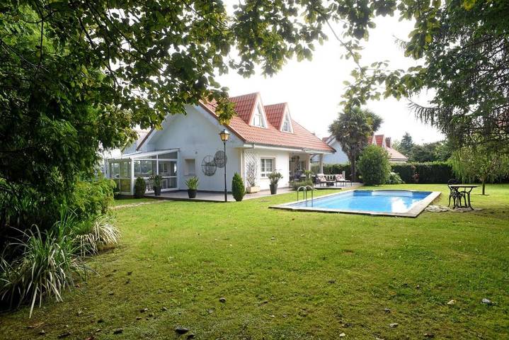 Apartamento para 12 personas, con Balcón y Terraza además de Jardín y Piscina en Piélagos