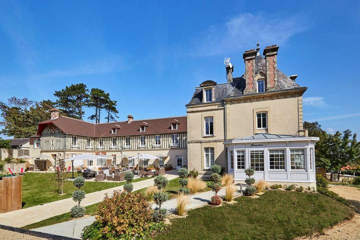 Hôtel pour 2 personnes, avec Terrasse ainsi que Jardin et Piscine